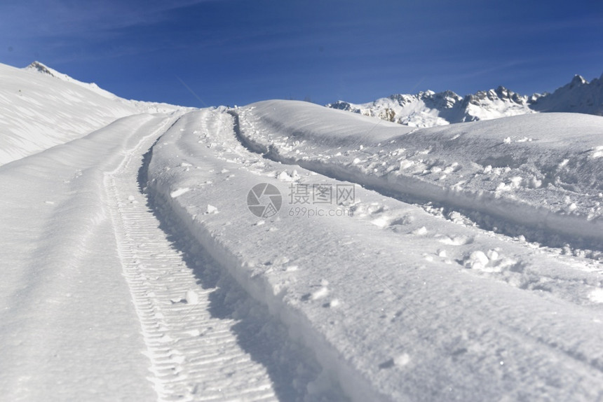 满是新雪的公路图片
