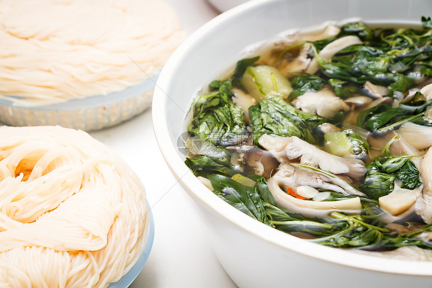 蘑菇汤泰国菜和大米面食物发酵的挂图片