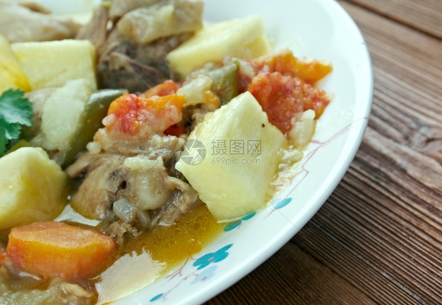 菲律宾人PinininyahangManok用椰子牛奶煮的菠萝鸡是完美菲律宾菜片A一顿饭煮熟的图片