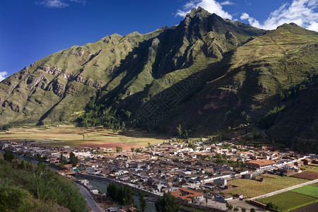 山底下的村落背景图片