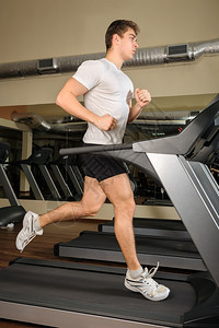 健身房跑步锻炼的成年男子图片