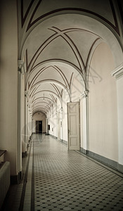 经典老的建造在古筑的走廊上有拱门图片