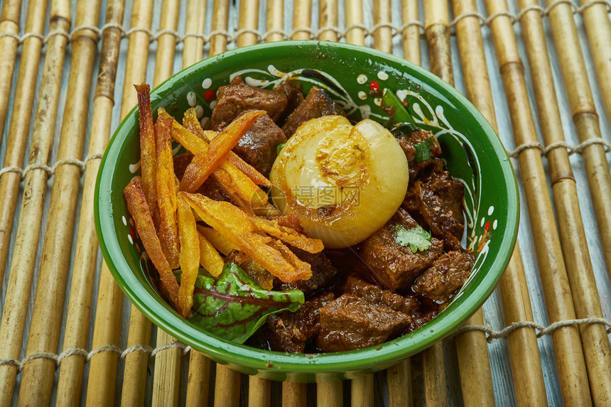 素食主义者盘子博蒂SaliBotiParsi肉食饼干羊咖喱有突出的西红柿洋葱jagggery和醋味图片