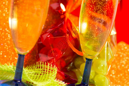 午夜香槟酒幸运的葡萄和香槟来为新年干杯包图片