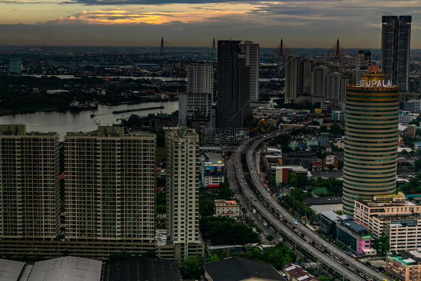 现代的建造泰国曼谷2019年6月2日曼谷湄南河沿岸的摩天大楼晚上给这座城市带来了现代风格沿着图片