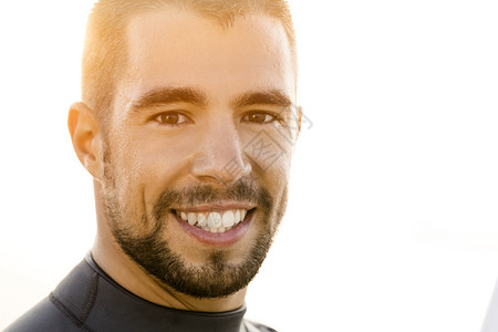 夏天一位英俊年轻冲浪者微笑的外门肖像男生运动背景图片