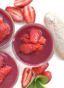 甜点库利斯美食红色果汁和草莓上方的红色果汁和草莓以白色背景隔绝玻璃图片