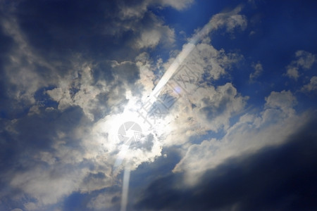 光束蓝天厚云和后面的太阳温暖光图片