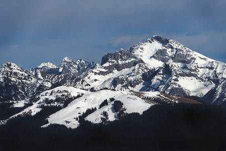 被雪覆盖的山顶高清图片