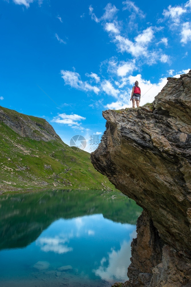 游览思维高山湖上岩石的女孩阿尔卑斯山图片