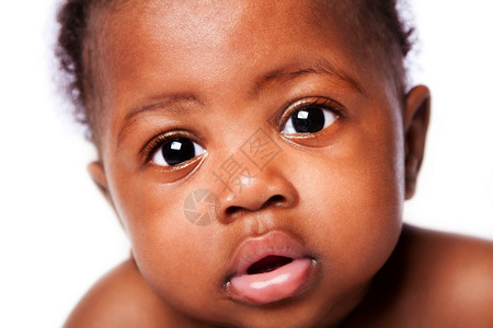 可爱的非洲婴儿美丽面容的紧贴白脸色无邪的非洲婴儿表情眼睛清白的美丽背景图片