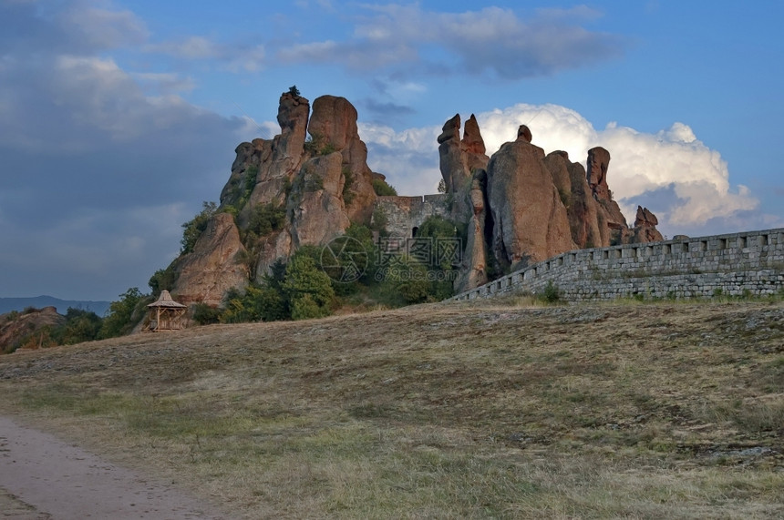 石头堆砌的山和山脚的村落图片