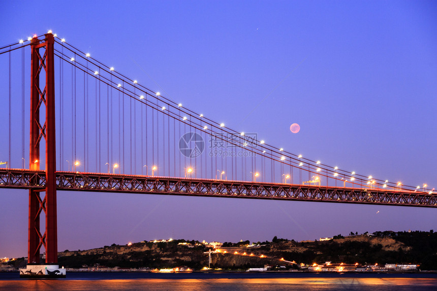 蚀寿命观星者月食是21世纪最长的血月425日葡萄牙里斯本桥上空的月食之景图片
