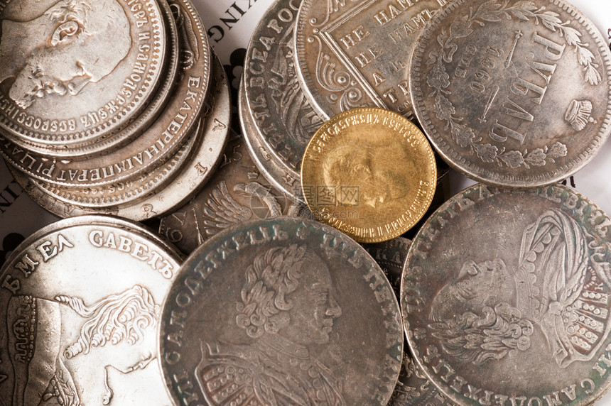 现金造币白色背景上孤立的一组旧硬币集图片
