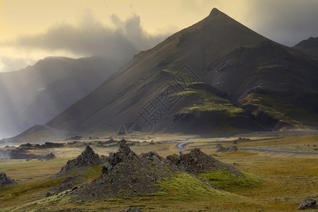 靠近路风景优美冰岛西南斯塔法费尔附近古老火山和煤灰锥体的景象火山风图片