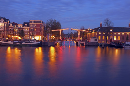 夜间从荷兰阿姆斯特丹到荷兰的城市风景灯夜晚水图片