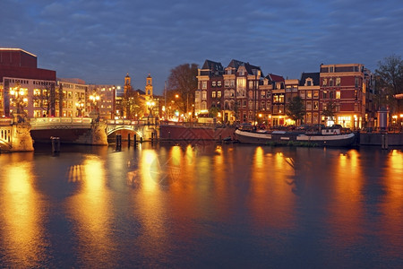 建筑的阿姆斯特尔镇夜间从荷兰阿姆斯特丹到荷兰的城市风景图片