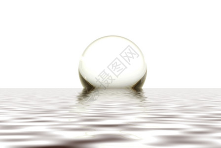 一个晶体球从平静的水中浮出带浅彩背景水晶球的体有色通灵者出去图片