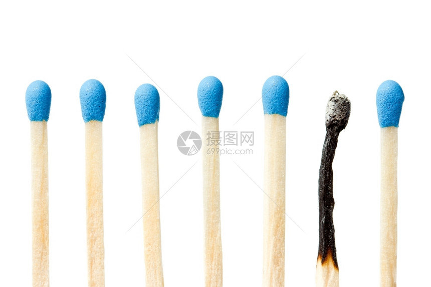 白色背景上隔离的烧焦火柴和全蓝色的戳一种图片