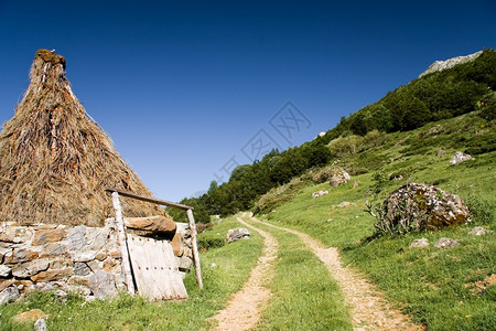 春天西班牙里昂卡斯蒂利亚和里昂PicosdeEuropa公园小屋景观图片