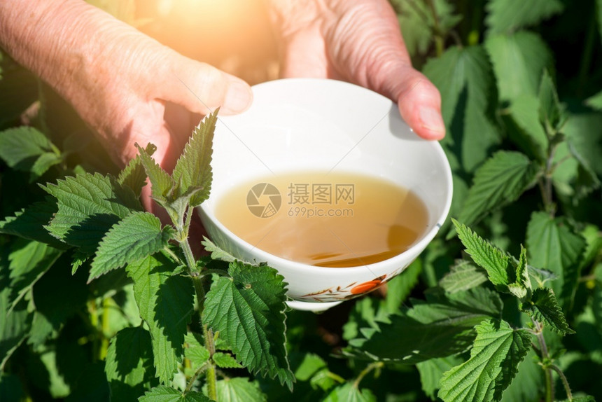 自然在杯中注入织物在植的中浸入编在杯中好处沸腾图片