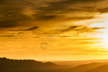 山顶的落日和太阳图片