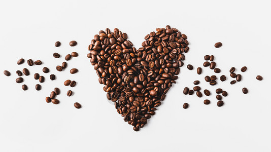 组成爱心的咖啡豆图片