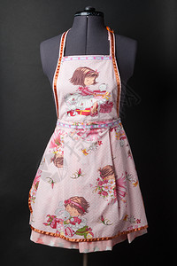 黑背景的假发上女用厨房围裙工作餐厅衣服图片