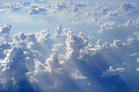 美丽的最佳飞机窗口的美丽云彩风景从飞机窗口背景图片