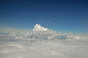 阳光云景飞机窗口的美丽云彩风景从飞机窗口多云的背景图片