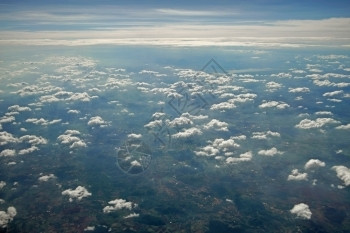 多云的阳光太飞机窗口的美丽云彩风景从飞机窗口图片