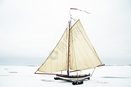 运动传统的荷兰古维泽河冰帆船上航行图片