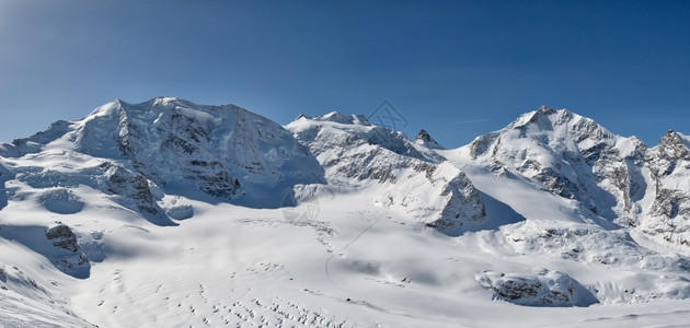 山峰的雪景图片