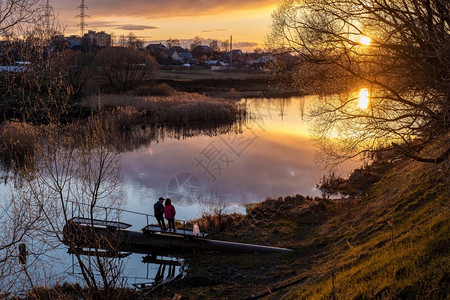 银行太阳在伊凡诺沃市乌德河岸的两位年轻人享受着美丽的夕阳伊万诺沃图片