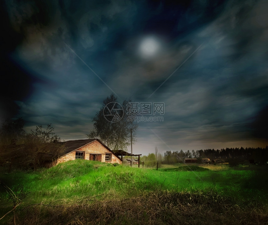 农业黑暗的天空在一块有旧房子的田地上云植物图片