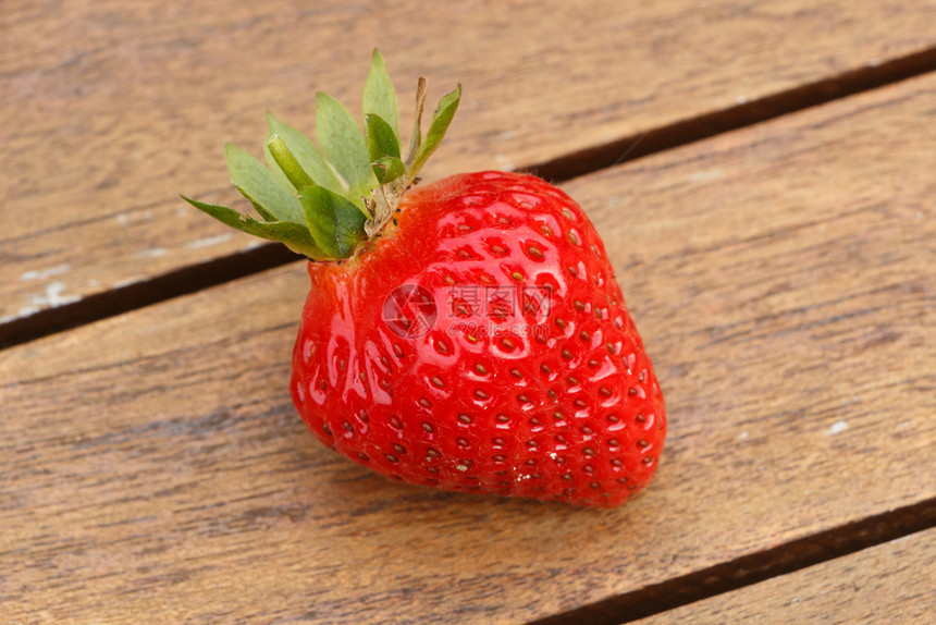 夏季收获后在木制桌上的草莓新鲜水果木制图片