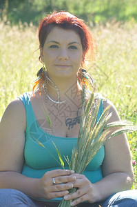 红头发女人的肖像在草地上的女人漂亮一种红色图片