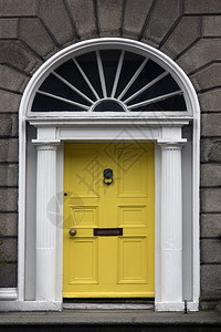 都柏林门著名的屋爱尔兰中都柏林许多前门设计的典型这些大门往涂着明亮的颜色设计者们通常用彩色画成鲜艳的彩建筑学背景