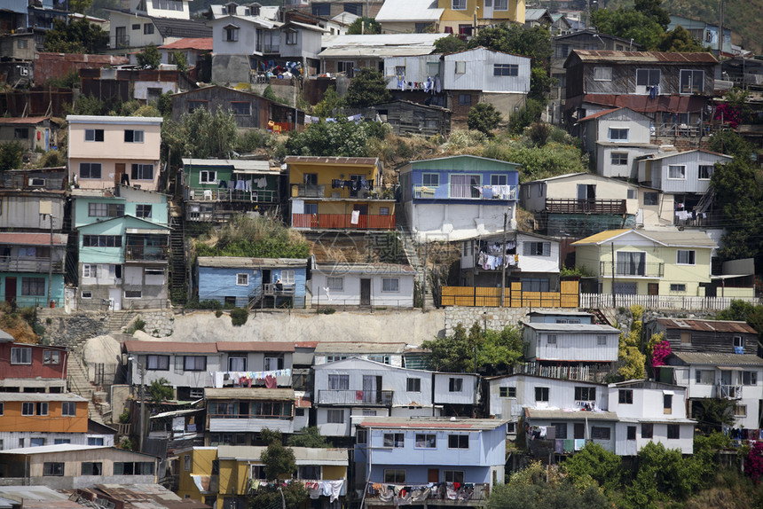 贫民窟位于南美智利中部瓦尔帕莱索市的山坡上房屋在南美洲的智利中部旅游建筑物图片