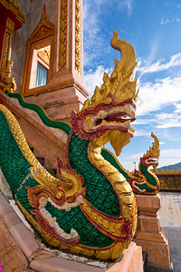 亚洲传统的怪物泰国佛教寺庙绿龙雕像泰国图片