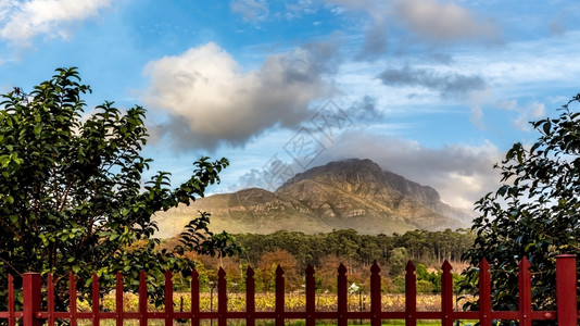 远山和近处的篱笆背景图片
