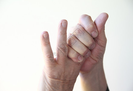 伤害麻木剩下一个男人握住左手的前两根指图片