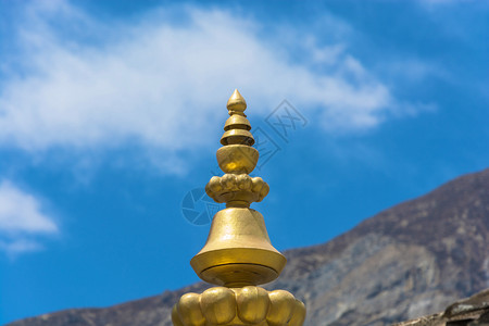 冥想美丽的蓝色天空背景石尖铜片尼泊尔背景