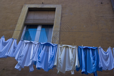 夏天旅行洗衣店服挂在烘干用的窗户下图片
