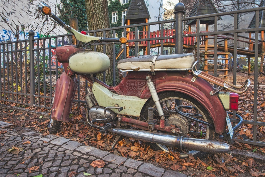 旅行力量收藏扶手旁边的一辆老式摩托车图片