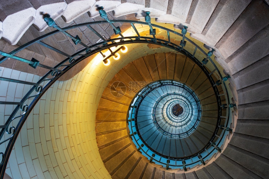 步进行曲内部的位于法国布列塔尼的埃克穆尔灯塔内螺旋楼梯在埃克穆尔灯塔内图片