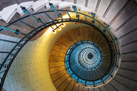 步进行曲内部的位于法国布列塔尼的埃克穆尔灯塔内螺旋楼梯在埃克穆尔灯塔内背景