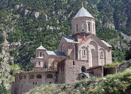 山下坐落的教堂图片
