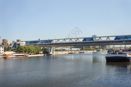 旅行俄罗斯莫科市河上横跨的划船桥俄罗斯莫科城旅游天空图片