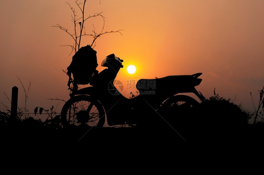 快乐的美丽日落背景摩托车休美月轮椅游客自然图片